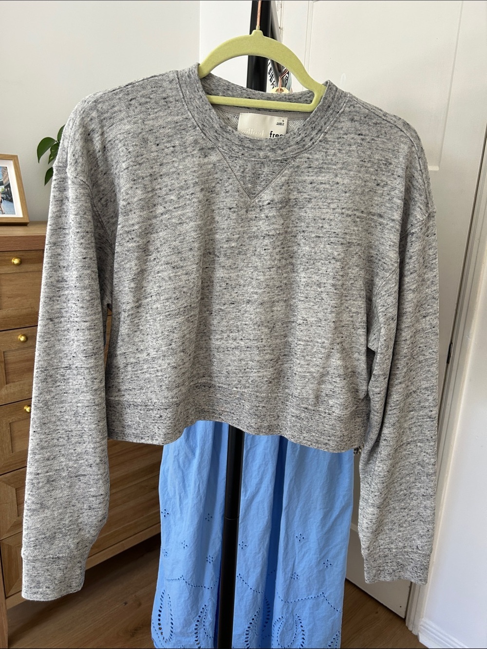 Wilfred Free Cropped Sweatshirt. Size small. PTP 20”.